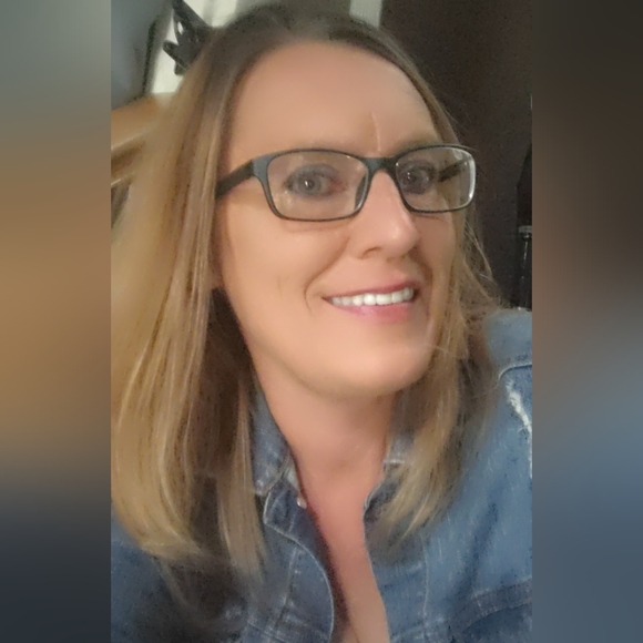 Hi!! I am Amanda. - Picture 1 of 3